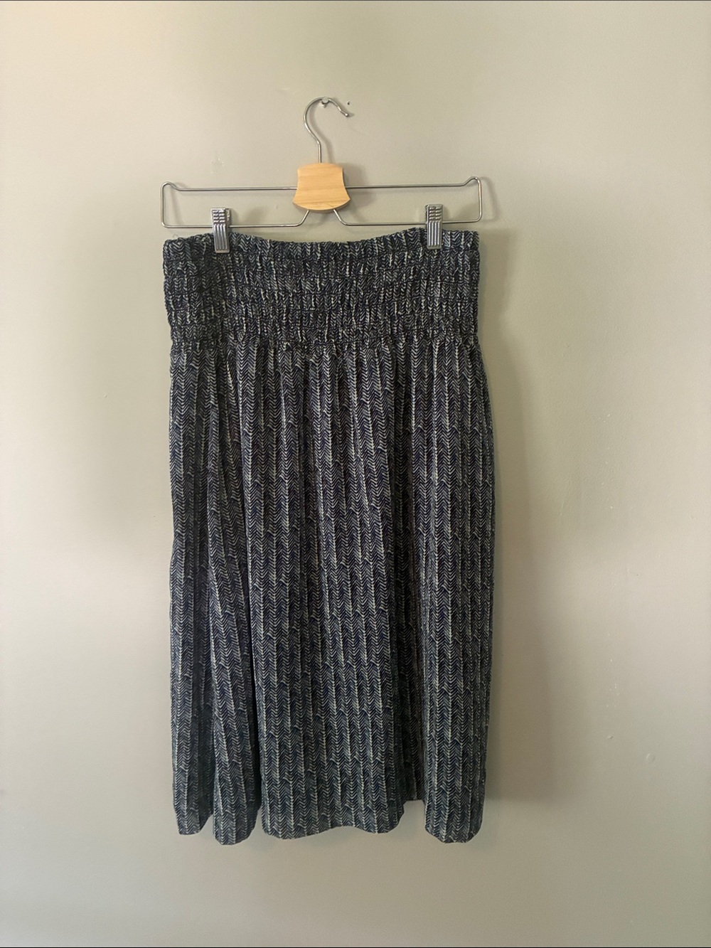 Banana Republic Smocked Waist Midi Skirt in Navy and White